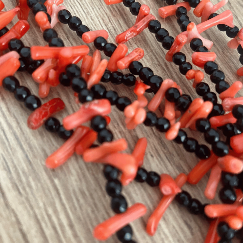 Collar Coral rojo, espinela negra, coral natural