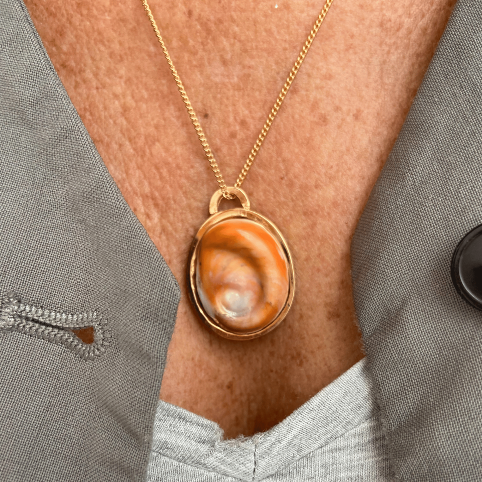 orejita de mar, habita de mar, natural, oro, collar, colgante