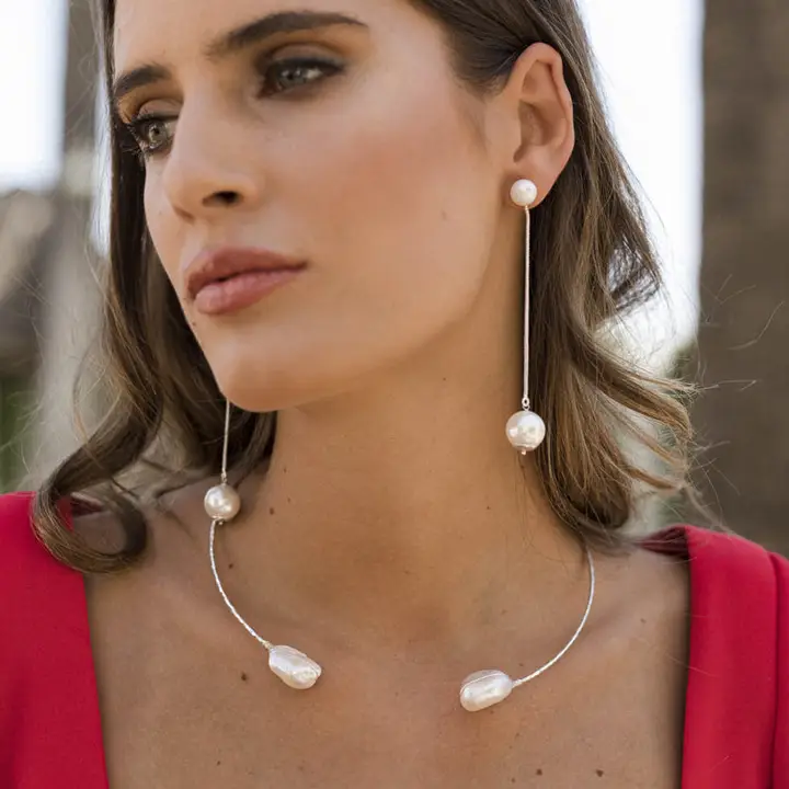 Look de invitada con choker plateado con perlas barrocas Trepillé