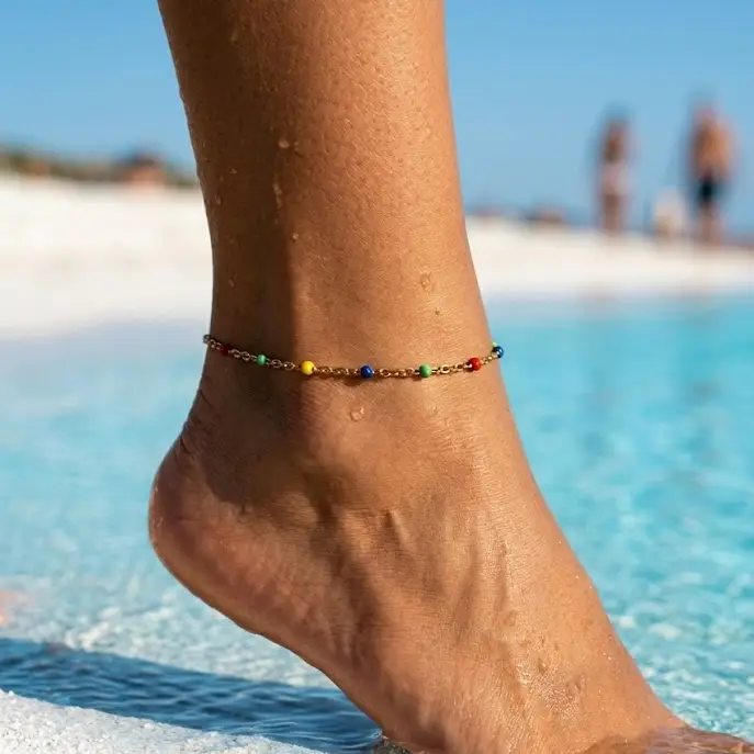 Tobillera de cadena fina con bolitas de colores en acero dorado Modelo Elba