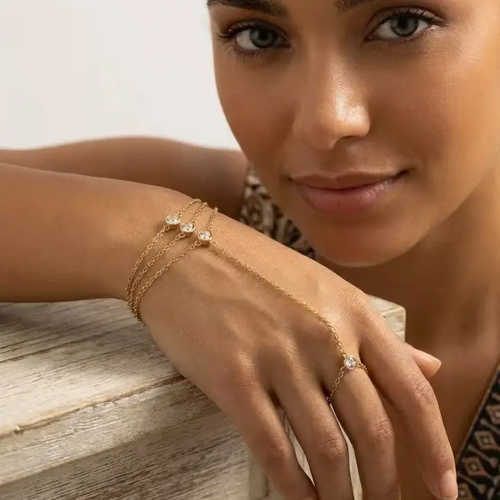 Pulsera de mano con triple cadena y circonitas en acero – Modelo Zafira