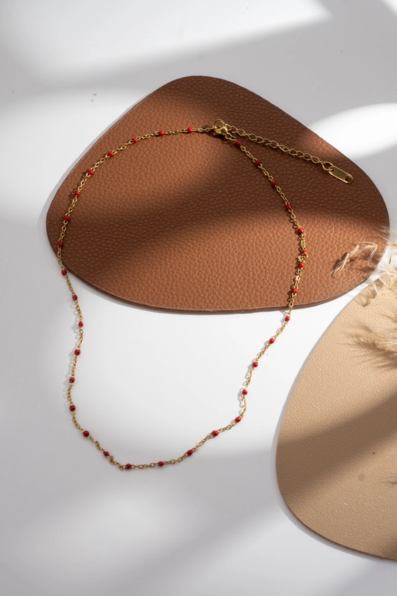 Collar de cadena fina con bolitas de colores en acero dorado Modelo Elba rojo