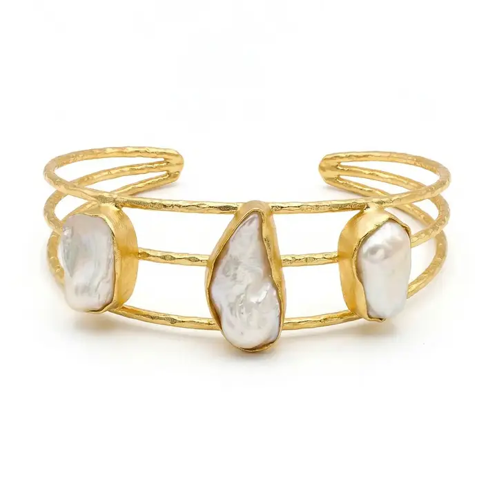 Brazalete de perlas barrocas doradas – Modelo Triada
