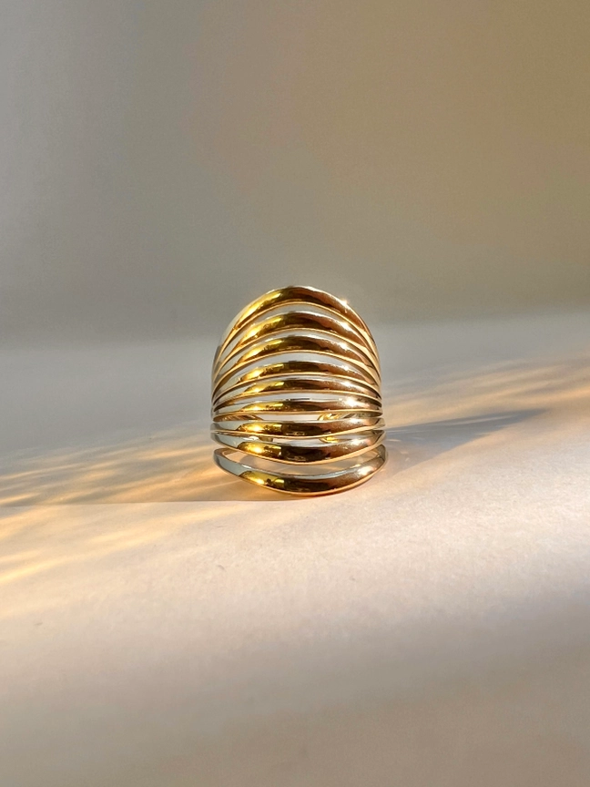 Detalle de estructura ajustable en anillo ancho de múltiples líneas cruzadas Kora