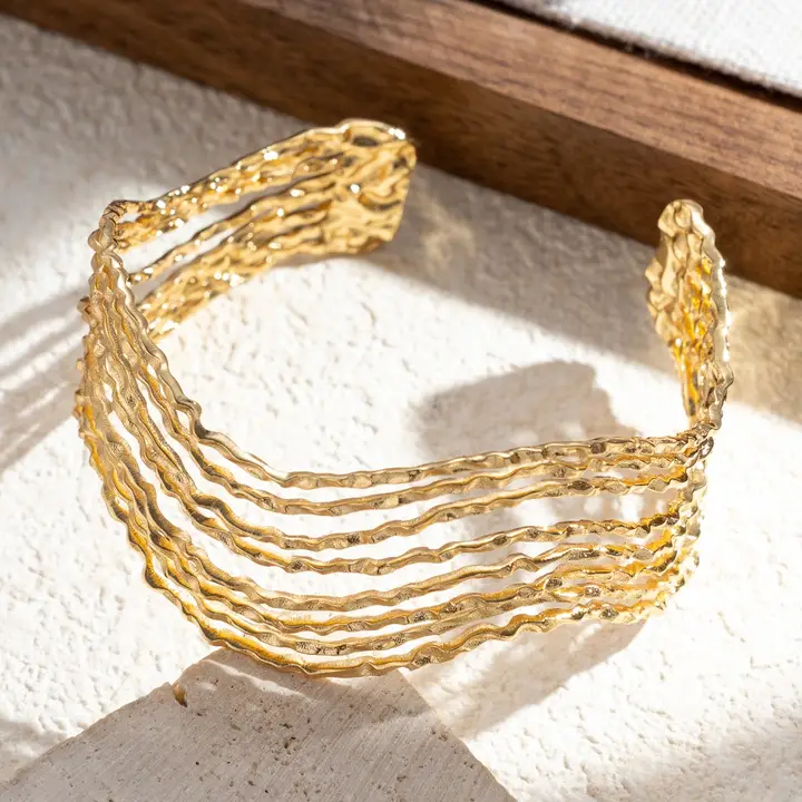 Brazalete rígido de hileras onduladas en acero – Modelo Sena