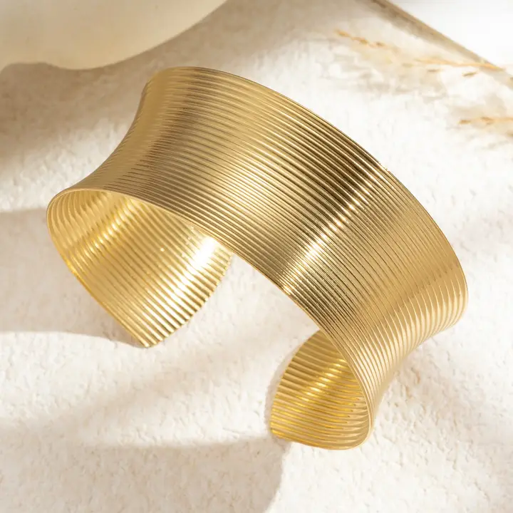 Brazalete ancho estriado en acero dorado – Modelo Lira