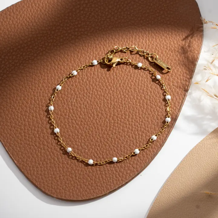 Pulsera de eslabones finos con bolitas de colores en acero dorado Modelo Elba blanca