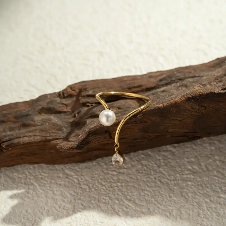 Anillo ajustable con perla y charm brillante en acero – Modelo Nereida