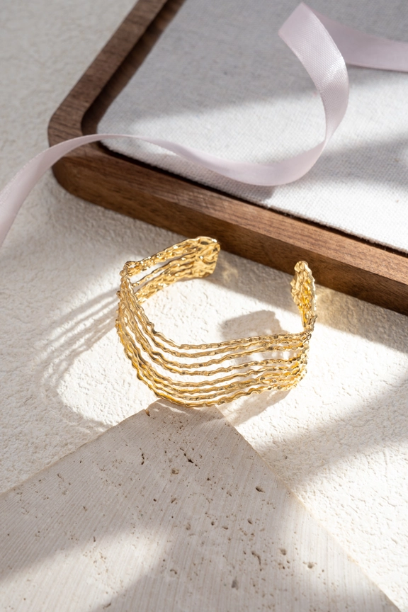Detalle de acabado martillado en brazalete rígido de hileras onduladas