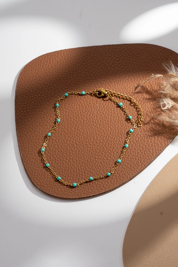 Pulsera de eslabones finos con bolitas de colores en acero dorado Modelo Elba verde