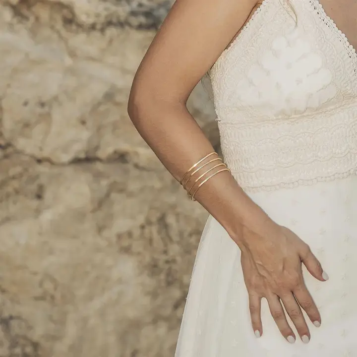 Pulsera de diseño con brazalete rígido de hileras doradas Trepillé