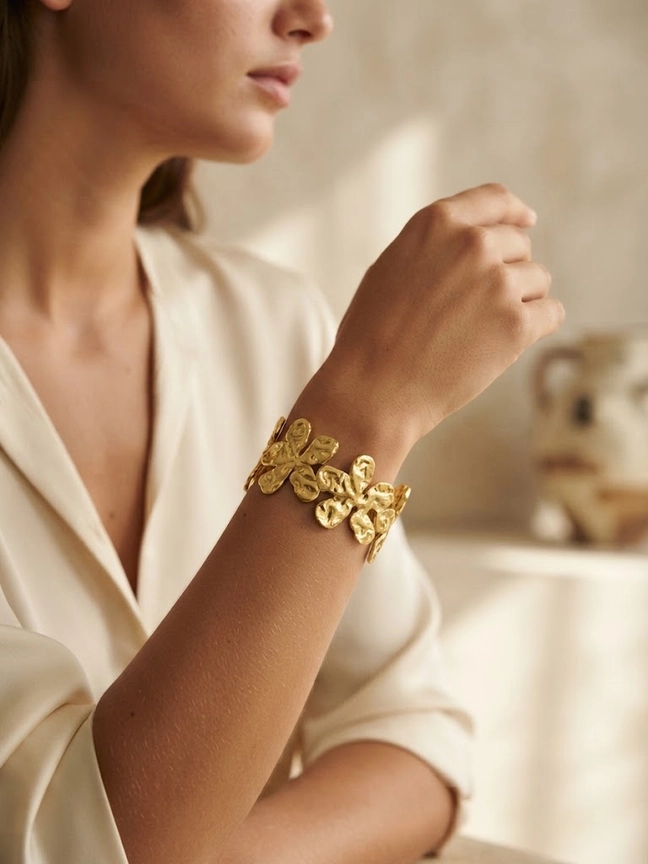 Detalle de flores con acabado mate en brazalete rígido de flores entrelazadas