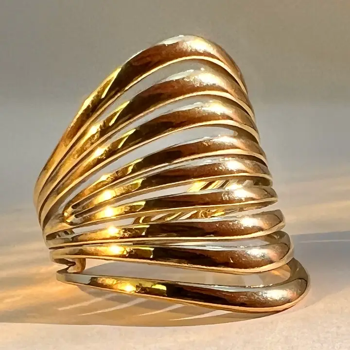 Anillo ancho de múltiples líneas cruzadas en acero – Modelo Kora