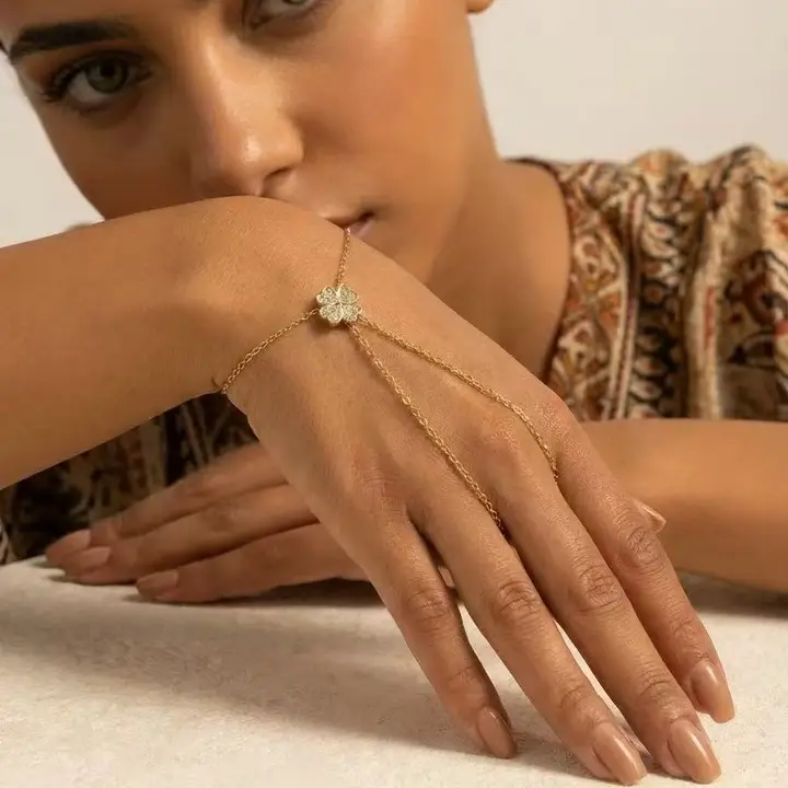Pulsera de mano con trébol brillante – Modelo Clover