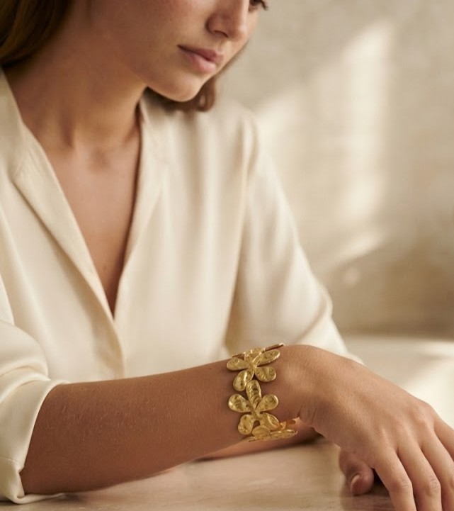 Brazalete rígido de flores entrelazadas dorado – Modelo Dafne