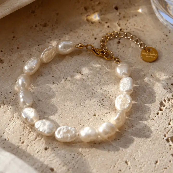 • Detalle de perlas de río barrocas seleccionadas a mano en pulsera de acero