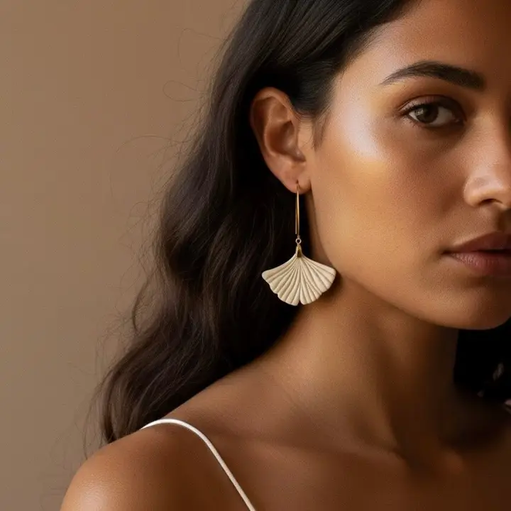 Pendientes largos de hoja de ginkgo en latón bañado en oro – Modelo Perla Botánica