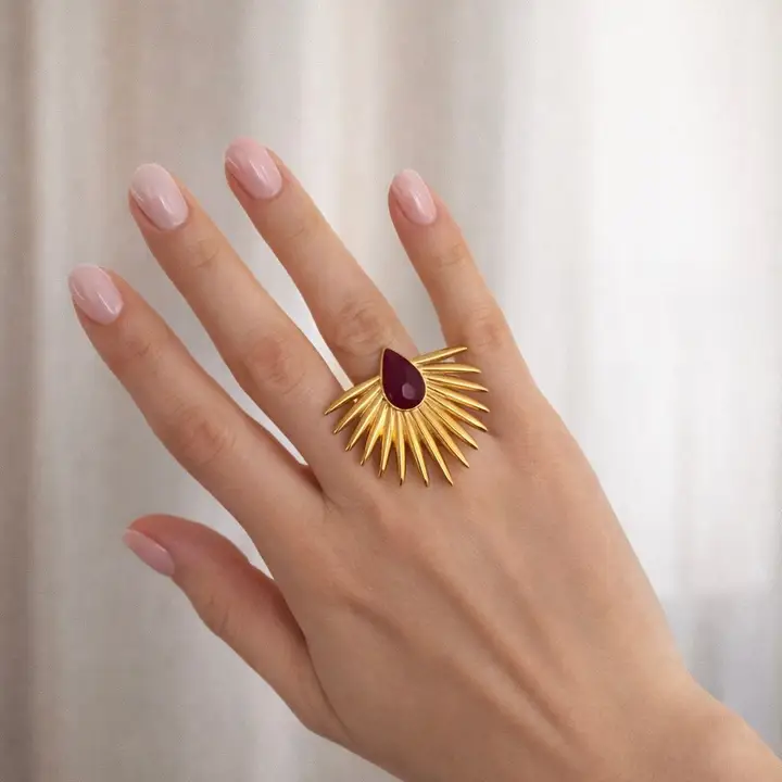 Anillo ajustable de rayos solares con resina fucsia en acero – Modelo Sunray