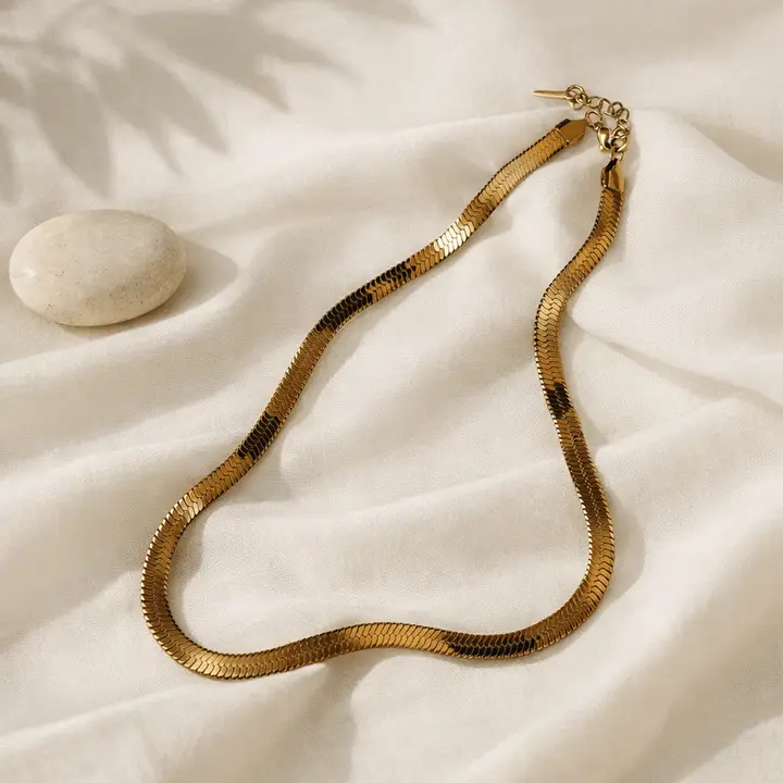 • Look de diario con collar de cadena de malla serpiente en acero dorado
