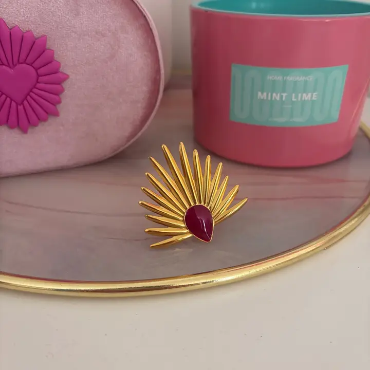 Detalle de inserto de resina fucsia en anillo ajustable de rayos solares en acero