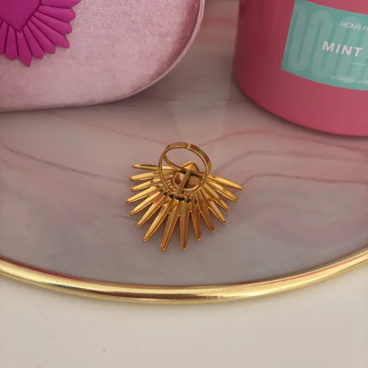 Sortija de impacto en acero chapado en oro de 18k con diseño de rayo de Cosmos