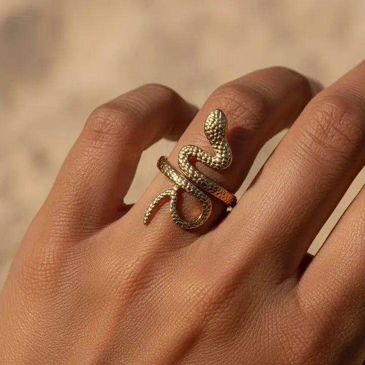 Anillo de serpiente envolvente en acero – Modelo Naja
