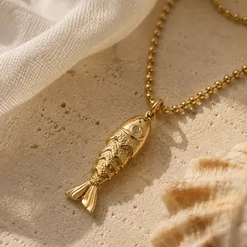 aja de regalo ecológica con estuche sostenible de collar pececito de la suerte