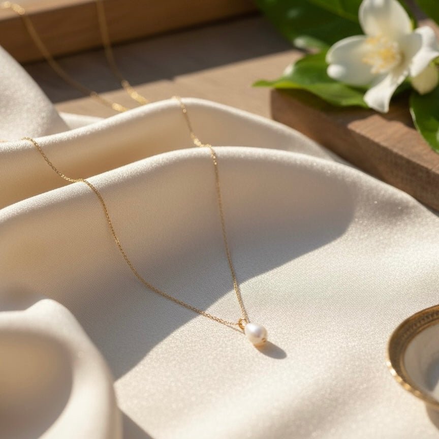Detalle de perla de río natural en collar de cadena serpiente de latón bañado en oro