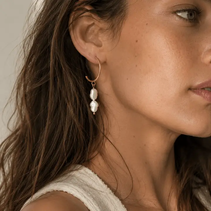 Pendientes de aro abierto con perlas barrocas – Modelo Triada