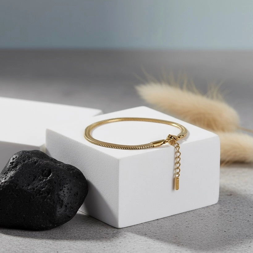 Detalle de eslabón plano estilo espina de pescado en pulsera de acero de 18k